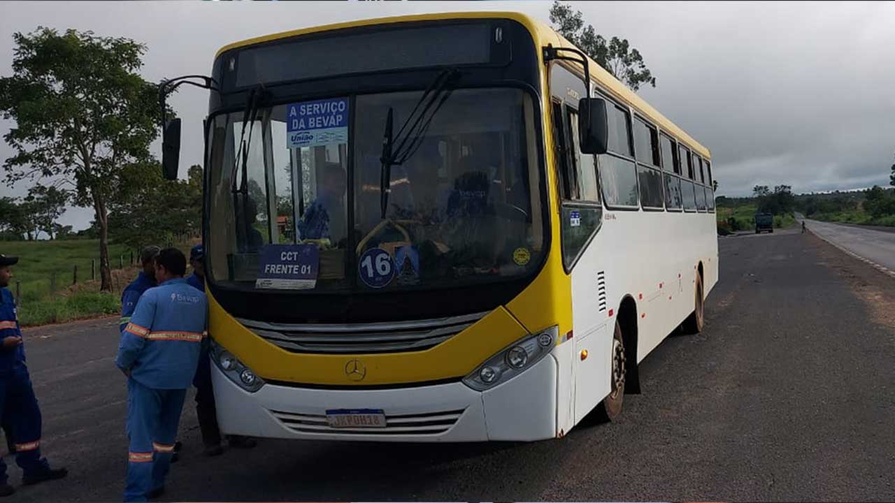 Ônibus que transportava trabalhadores da BEVAP de forma irregular é apreendido em João Pinheiro 