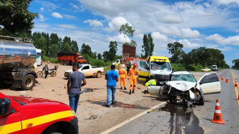 Picape e caminhão batem de frente em gravíssimo acidente na BR-040 no trevo de Lagoa Grande