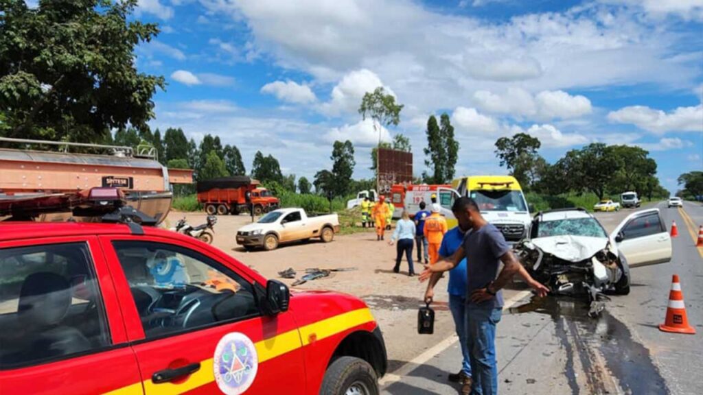Picape e caminhão batem de frente em gravíssimo acidente na BR-040 no trevo de Lagoa Grande