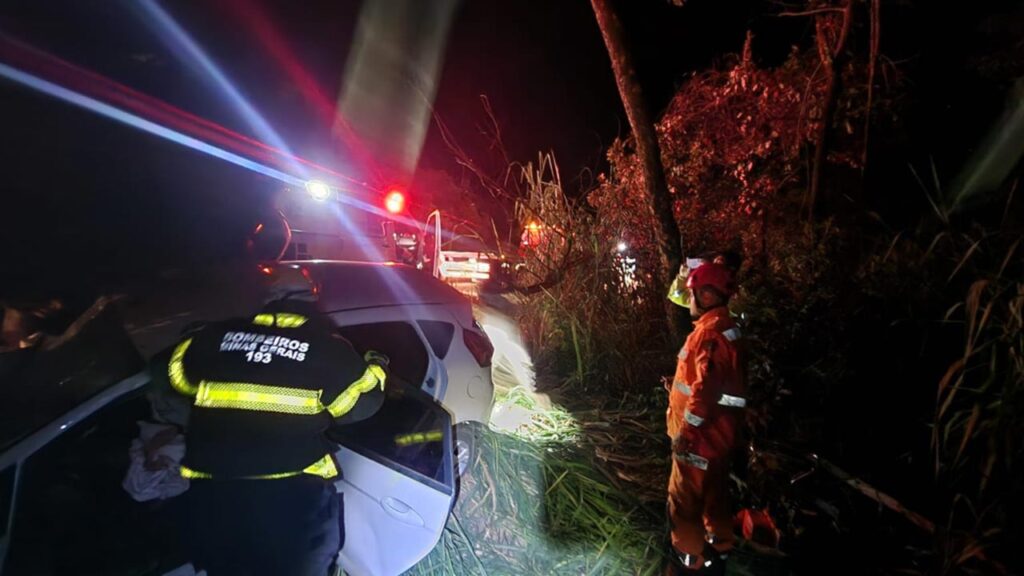 Acidente gravíssimo entre caminhonete e veículo de passeio deixa vítima fatal na BR-040 próximo a João Pinheiro