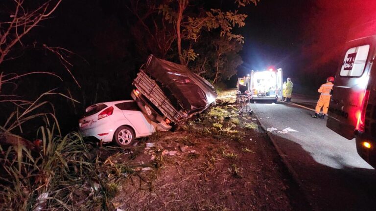 Acidente gravíssimo entre caminhonete e veículo de passeio deixa vítima fatal na BR-040 próximo a João Pinheiro