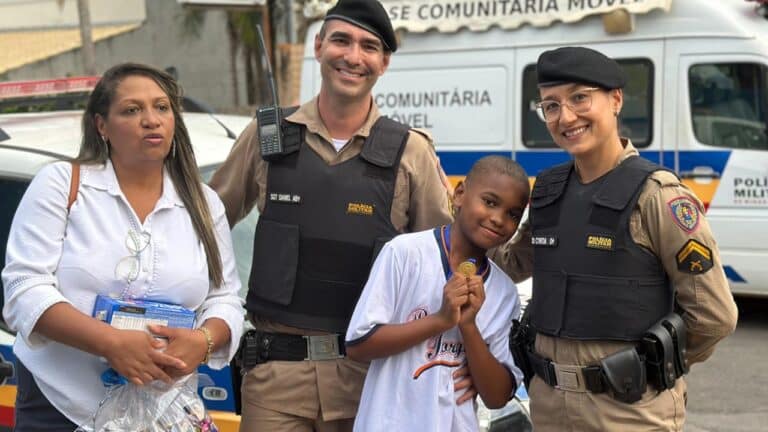Menino devolve celular que encontrou na rua e ganha aparelho novinho em Patos de Minas