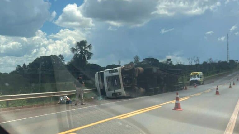 Carreta carregada com óleo de cozinha tombada interdita BR-040 em Três Marias; ninguém ficou ferido