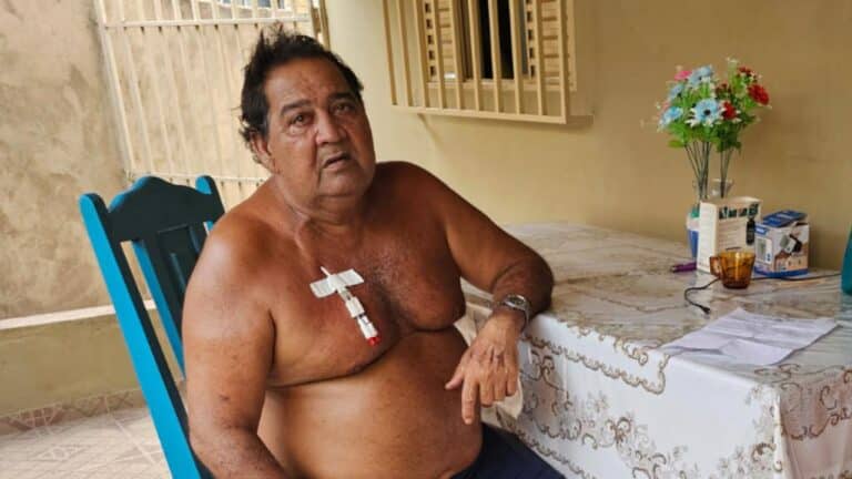 Humilhação: idoso que faz tratamento de hemodiálise é privado de usar banheiro do ônibus da prefeitura e defeca na roupa