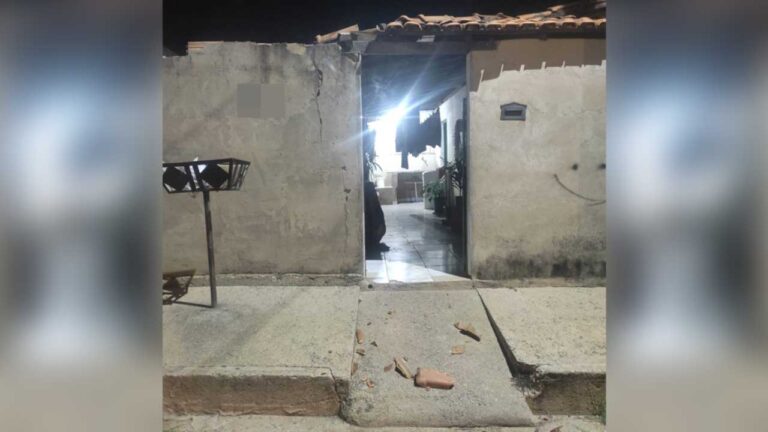 Homem invade casa, ameaça a ex-esposa de morte, é contido pelo filho e acaba preso em João Pinheiro