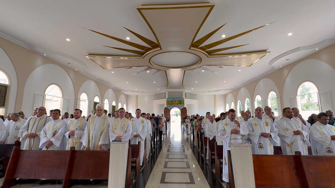 Padres da Diocese de Paracatu renovam promessas sacerdotais em missa celebrada em João Pinheiro