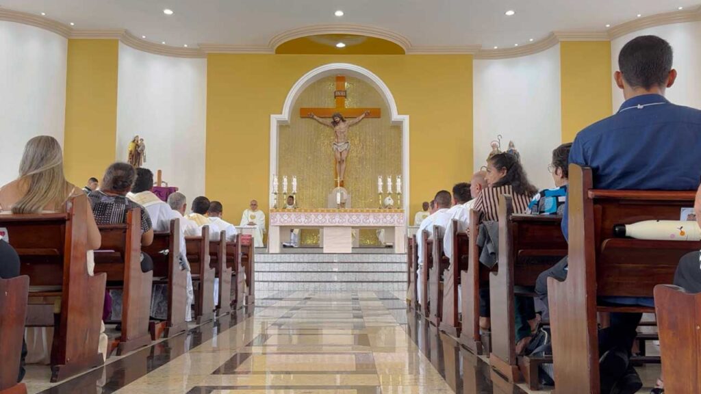 Padres da Diocese de Paracatu renovam promessas sacerdotais em missa celebrada em João Pinheiro