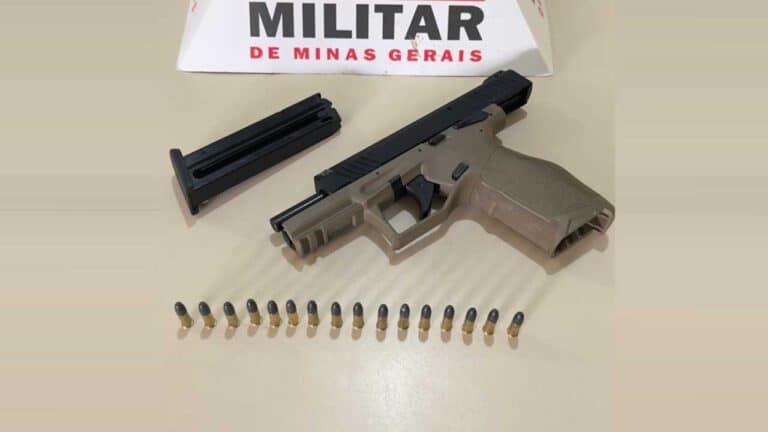 Motorista mostra arma de fogo para desafeto durante briga de trânsito na BR-040 e acaba preso em João Pinheiro