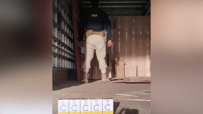 PRF apreende carga de 75 mil maços de cigarro irregular em Paracatu; caminhão também foi apreendido