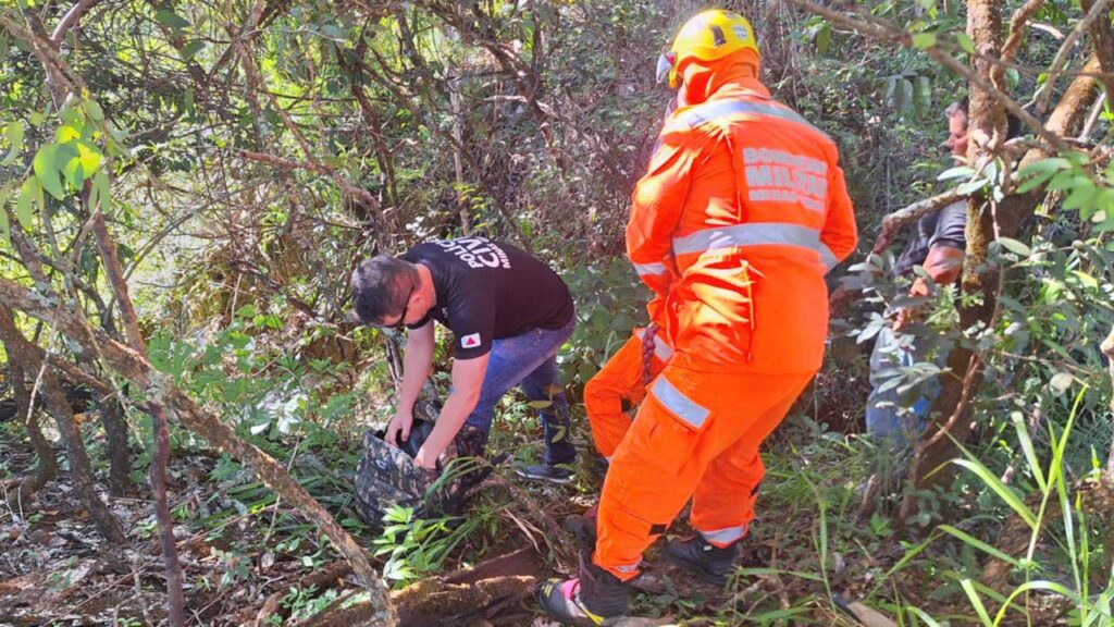 Ossada humana é encontrada em grota na região da Serrinha, em Presidente Olegário