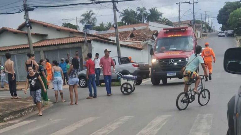 Acidente entre carro e motocicleta deixa jovem gravemente ferida no Esplanada, em João Pinheiro