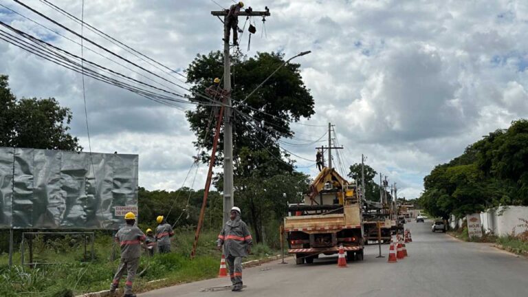 Substituição de infraestrutura elétrica em João Pinheiro afetou fornecimento de energia em diversos bairros