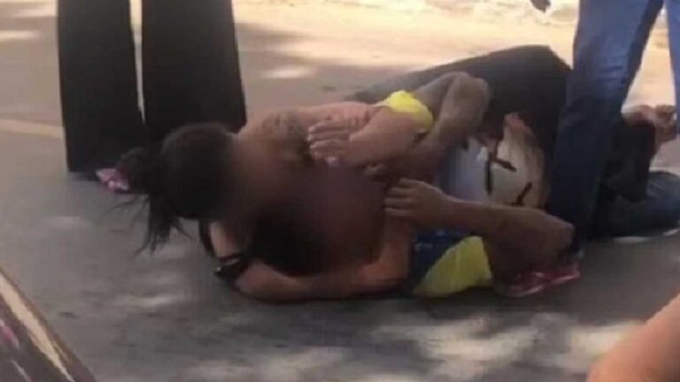 Vídeo mostra cuidadora de idosos imobilizando homem que agrediu sua mãe com golpe de mata-leão