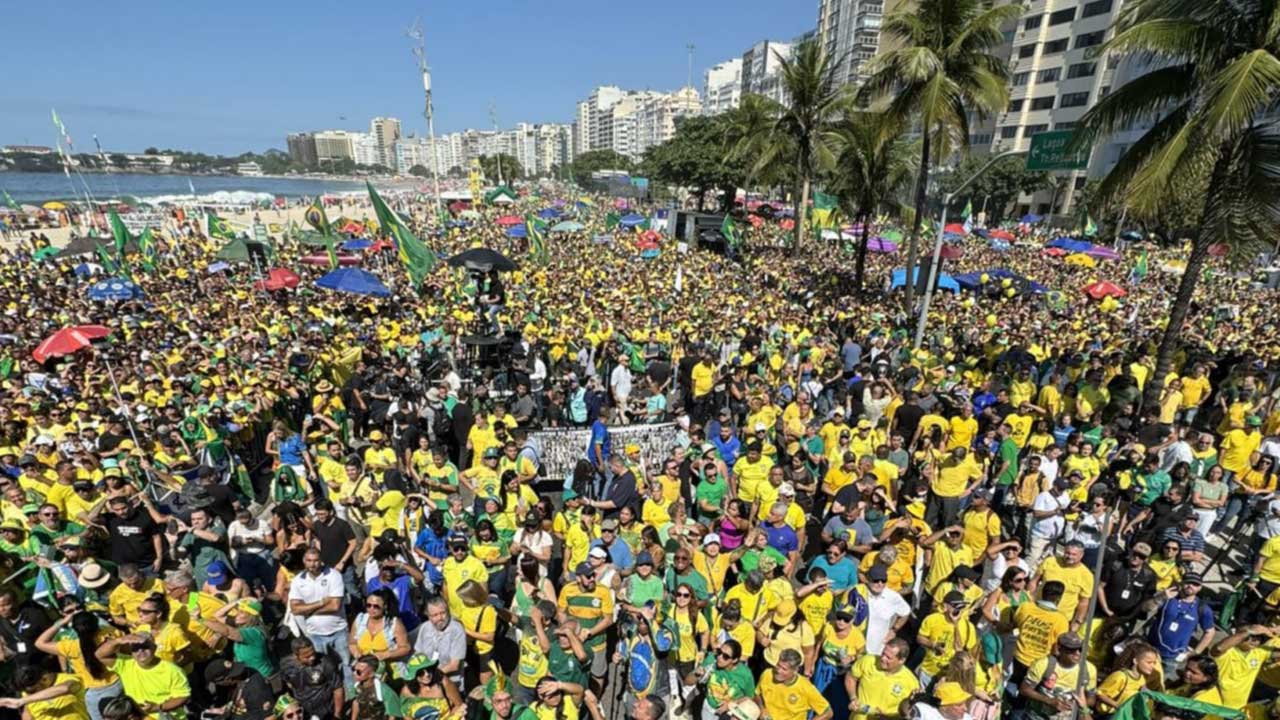 Jair Bolsonaro reúne milhares de apoiadores em manifestação em Copacabana