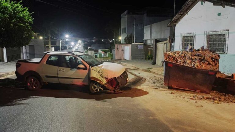 Motorista de 53 anos recusa soprar o bafômetro após bater em caçamba de entulho no Centro de João Pinheiro