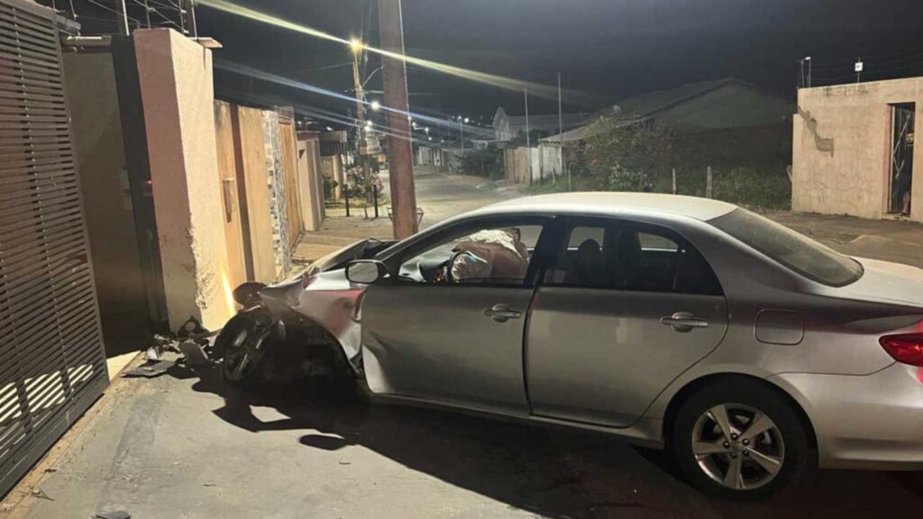 Motorista perde o controle e carro quase invade casa no Bougainville emJoão Pinheiro