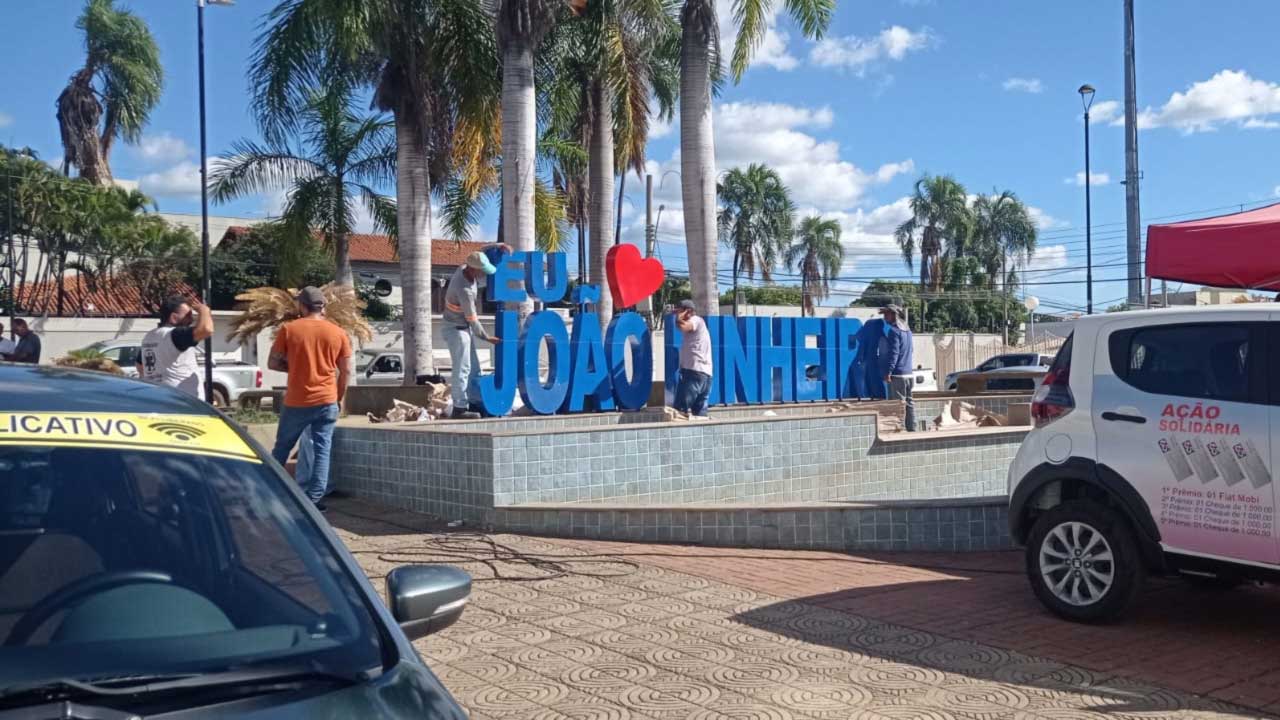 Prefeitura instala letreiro Eu amo ️João Pinheiro próximo na fonte da Praça Coronel Hermógenes