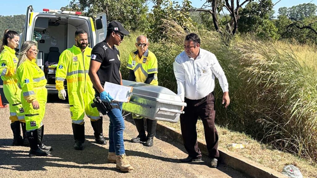 Mulher morre após ser atropelada e motorista foge sem prestar socorro na BR-040 em João Pinheiro