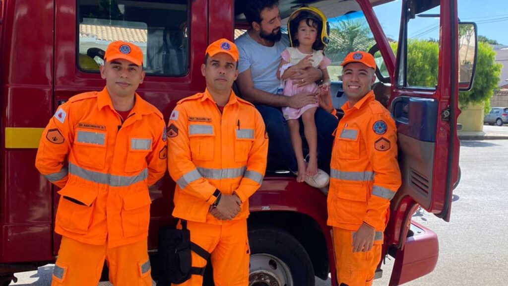 Bombeiros resgatam criança de 3 anos com ralo preso ao dedo em João Pinheiro