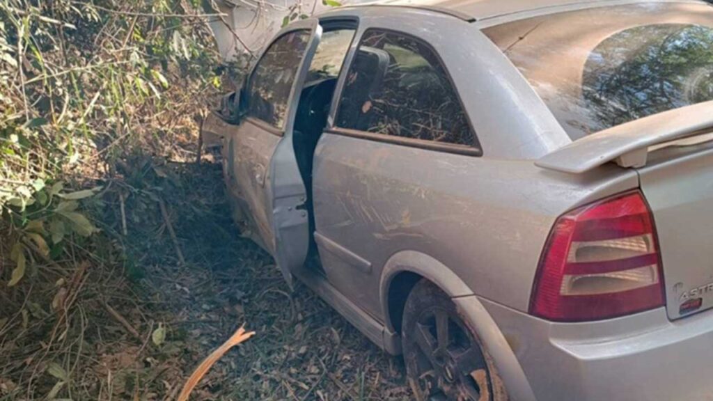 Motorista disse “ter perdido as contas de quantas cervejas bebeu” e acaba preso após bater veículo em árvores em Patos