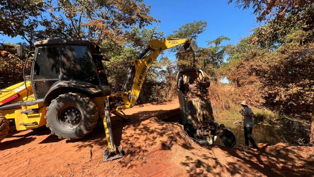 Motorista cai com veículo da ponte e carro fica parcialmente submerso na zona rural de João Pinheiro