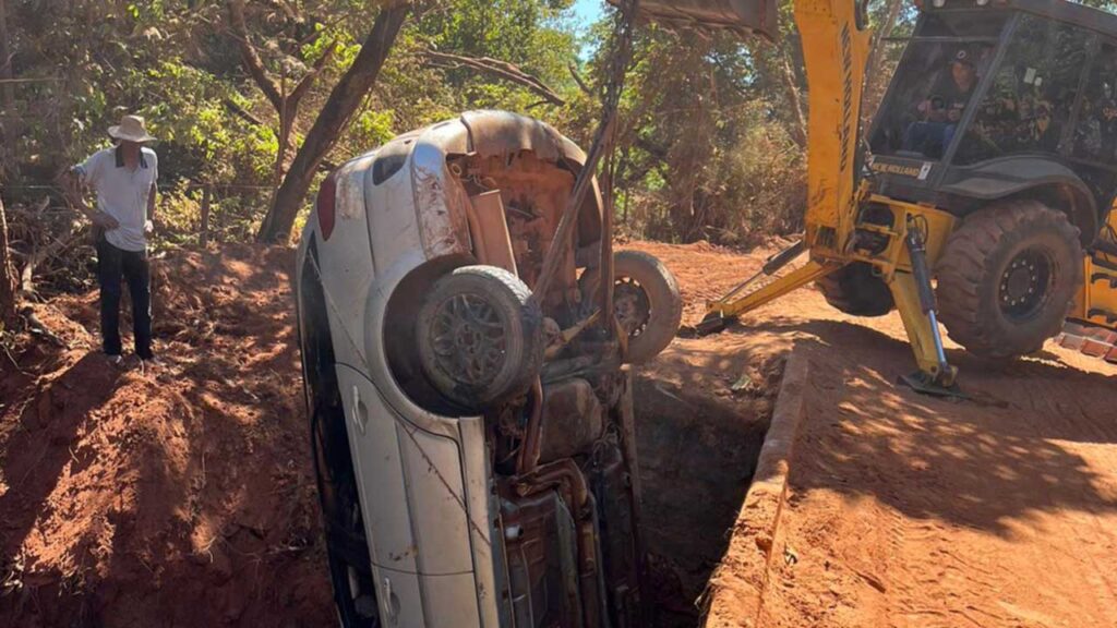 Motorista cai com veículo da ponte e carro fica parcialmente submerso na zona rural de João Pinheiro