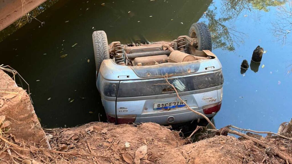 Motorista cai com veículo da ponte e carro fica parcialmente submerso na zona rural de João Pinheiro