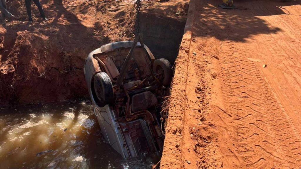 Motorista cai com veículo da ponte e carro fica parcialmente submerso na zona rural de João Pinheiro