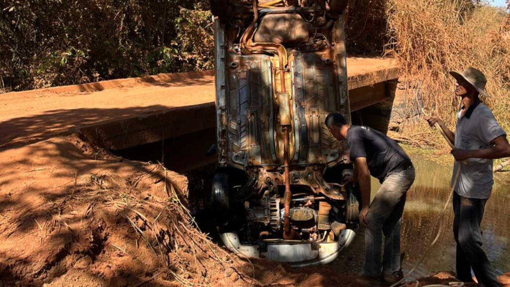 Motorista cai com veículo da ponte e carro fica parcialmente submerso na zona rural de João Pinheiro