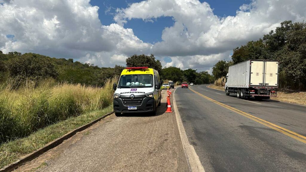 Motociclista morre após sair de pista e bater em placa de sinalização na BR-040 em João Pinheiro