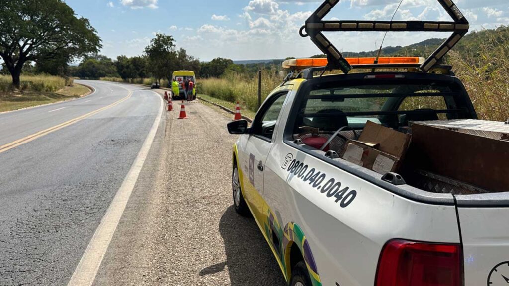 Motociclista morre após sair de pista e bater em placa de sinalização na BR-040 em João Pinheiro