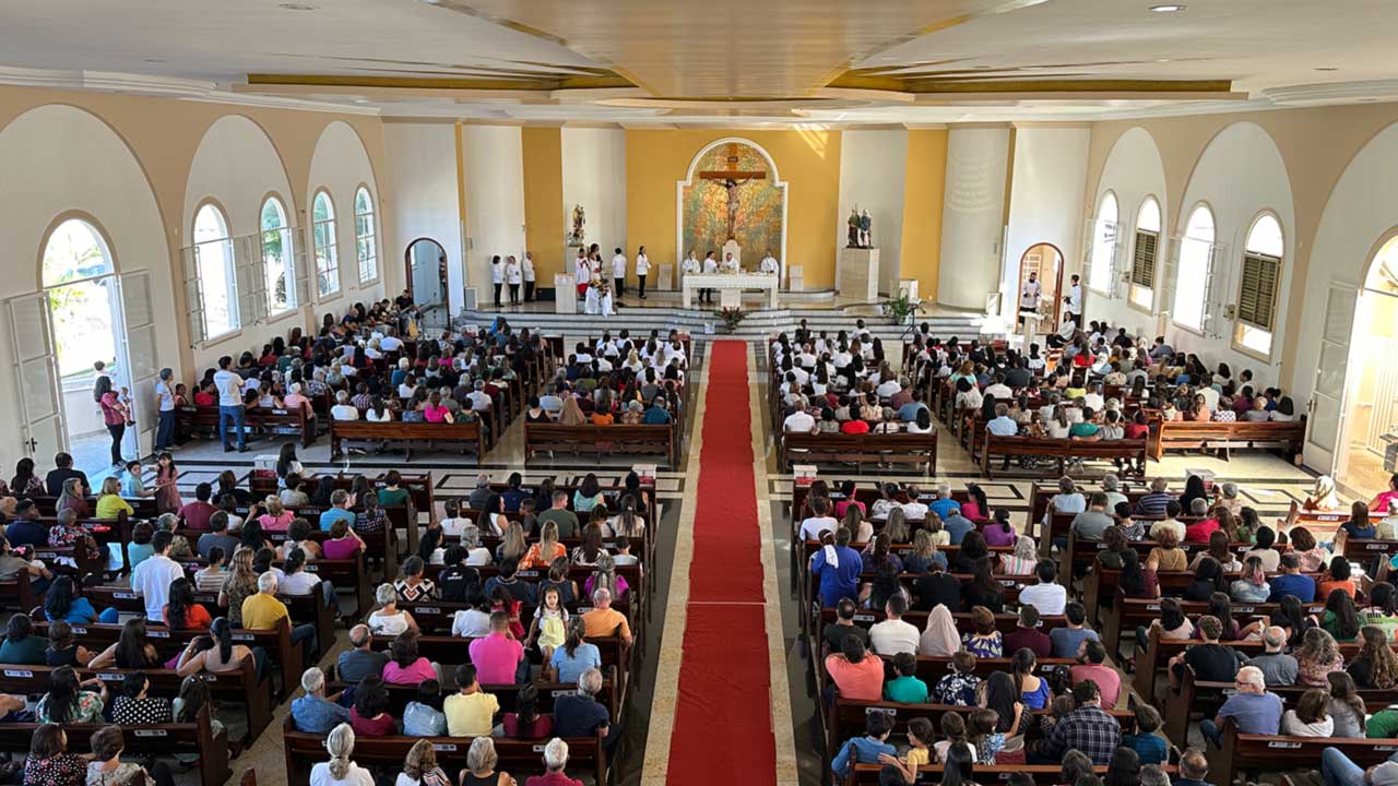 Centenas de fiéis marcam presença na celebração de Corpus Christi em João Pinheiro