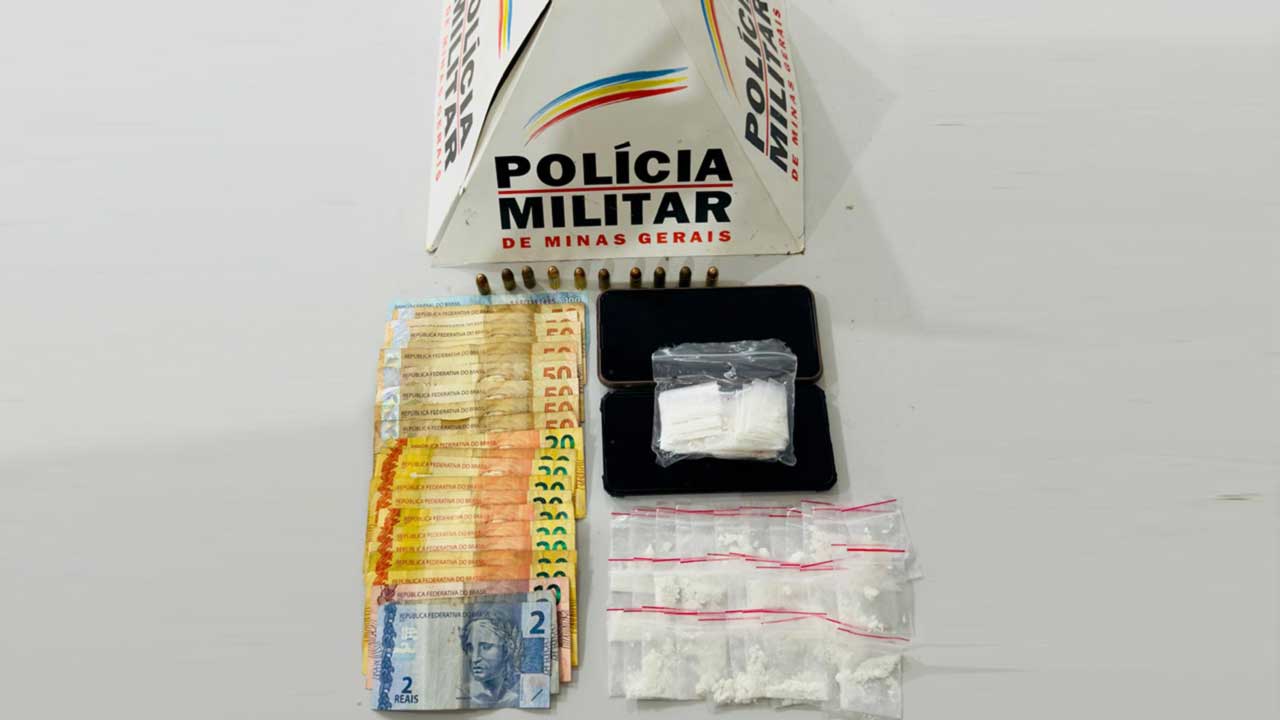 Polícia apreende 79 papelotes de cocaína e munições em residência no Porto, em Brasilândia de Minas
