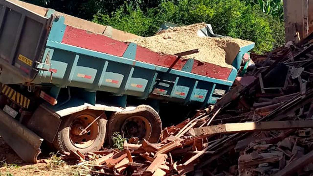 Caminhão carregado com areia perde o freio e derruba cozinha de casa na zona rural de João Pinheiro