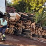 Polícial rodoviário federal morre após carreta carregada com madeira tombar sobre viatura na BR-365