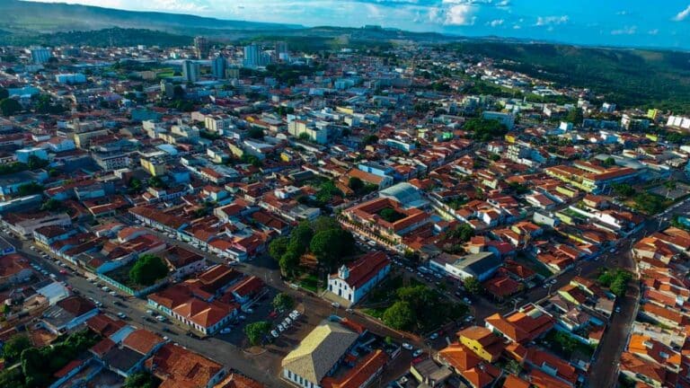 Professora de Paracatu é presa após ser acusada de furtar dois iogurtes de Escola Municipal