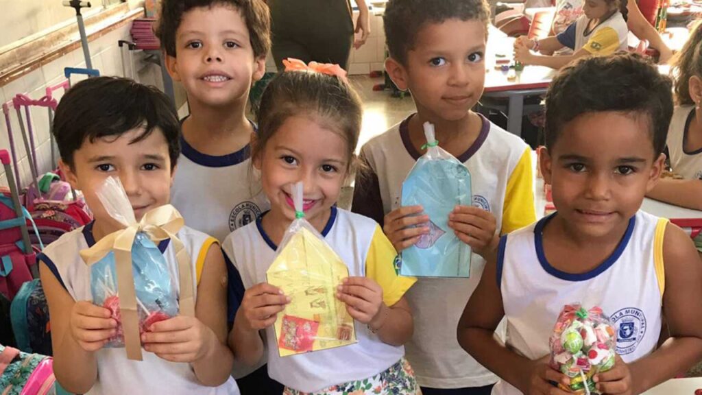 CEMEI Mundo Encantado de João Pinheiro envia cartas e guloseimas a crianças do Rio Grande do Sul
