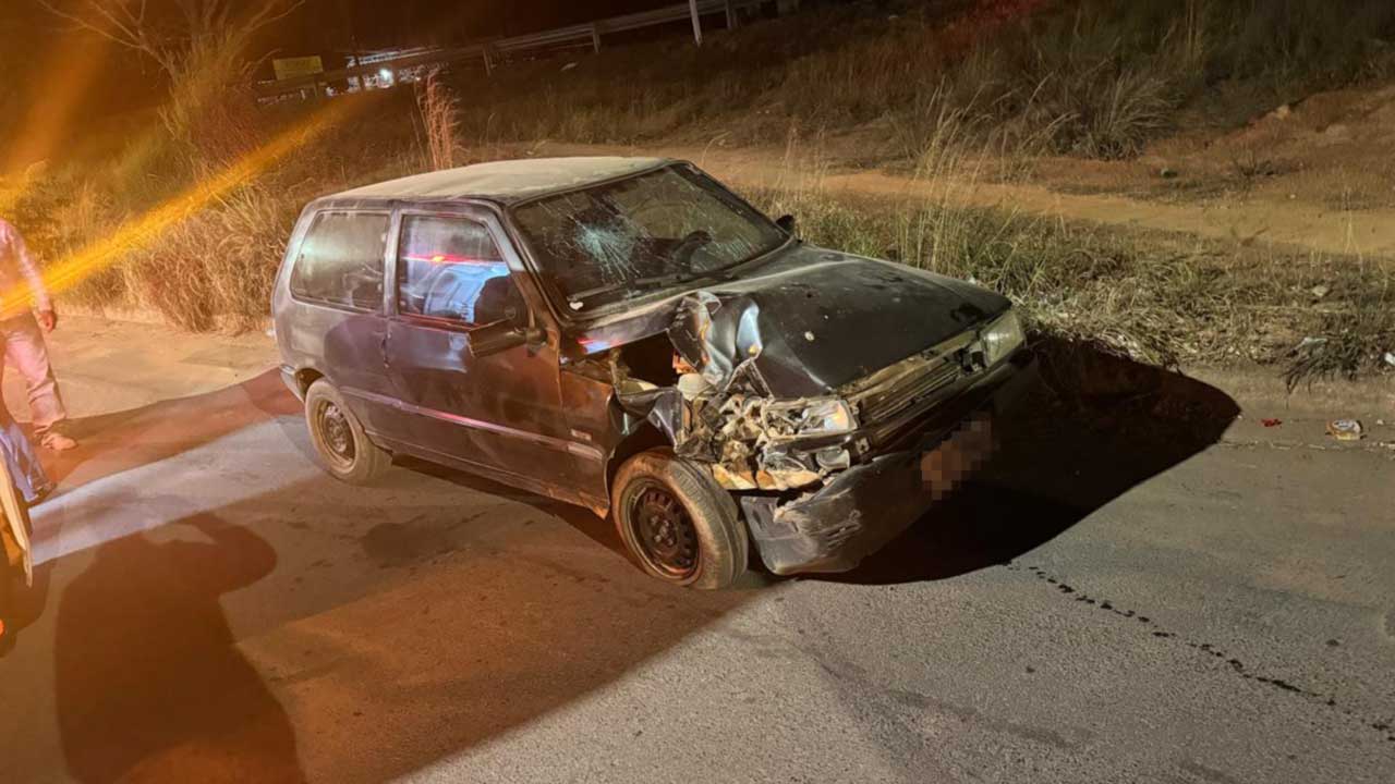 Motorista que estava voltando de festa bate veículo contra container e passageira fica ferida em João Pinheiro