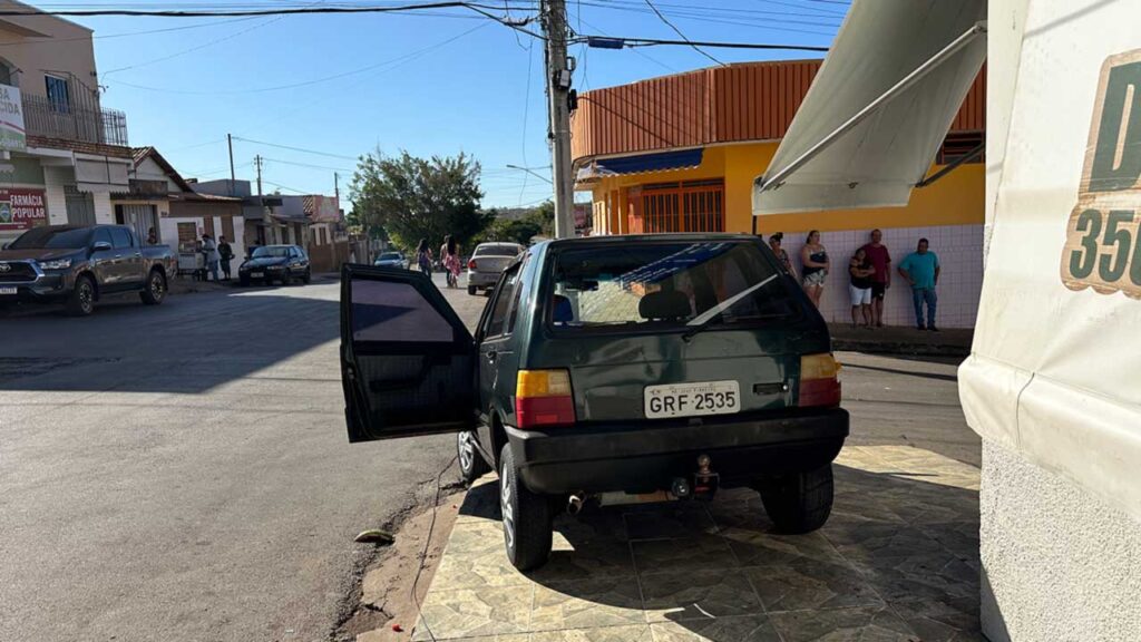 Veja o vídeo: mulher perde controle de veículo e atropela duas pessoas no Bairro Esplanada, em João Pinheiro