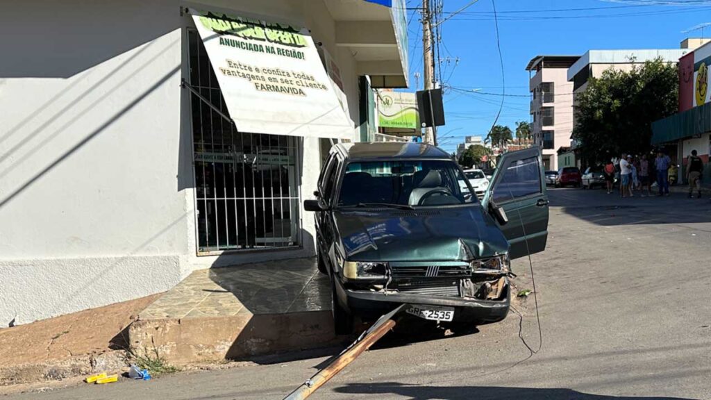 Veja o vídeo: mulher perde controle de veículo e atropela duas pessoas no Bairro Esplanada, em João Pinheiro