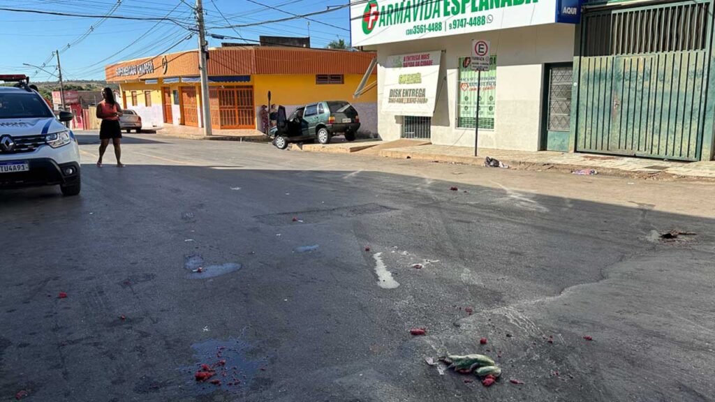 Veja o vídeo: mulher perde controle de veículo e atropela duas pessoas no Bairro Esplanada, em João Pinheiro