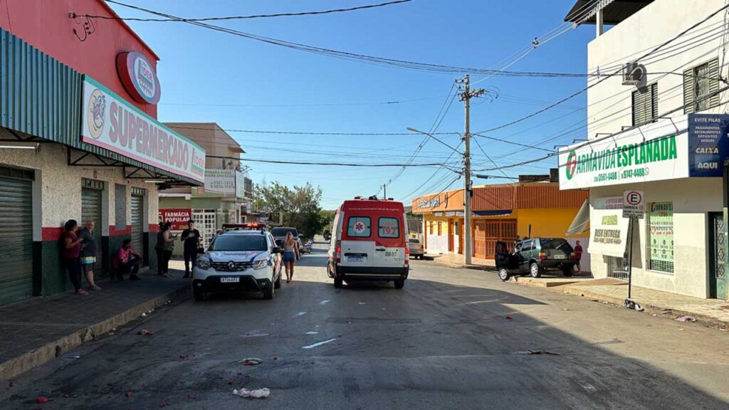 Veja o vídeo: mulher perde controle de veículo e atropela duas pessoas no Bairro Esplanada, em João Pinheiro