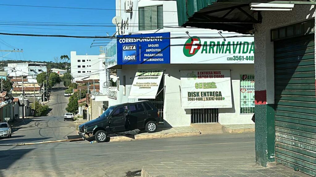 Veja o vídeo: mulher perde controle de veículo e atropela duas pessoas no Bairro Esplanada, em João Pinheiro