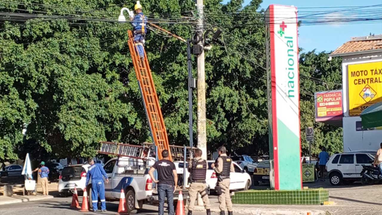 Polícia instala câmera de última geração na praça central com doação do Rotary Participação de João Pinheiro