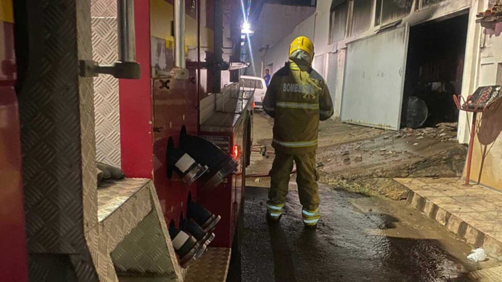 Garagem e sala de casa ficam destruídas após incêndio em João Pinheiro