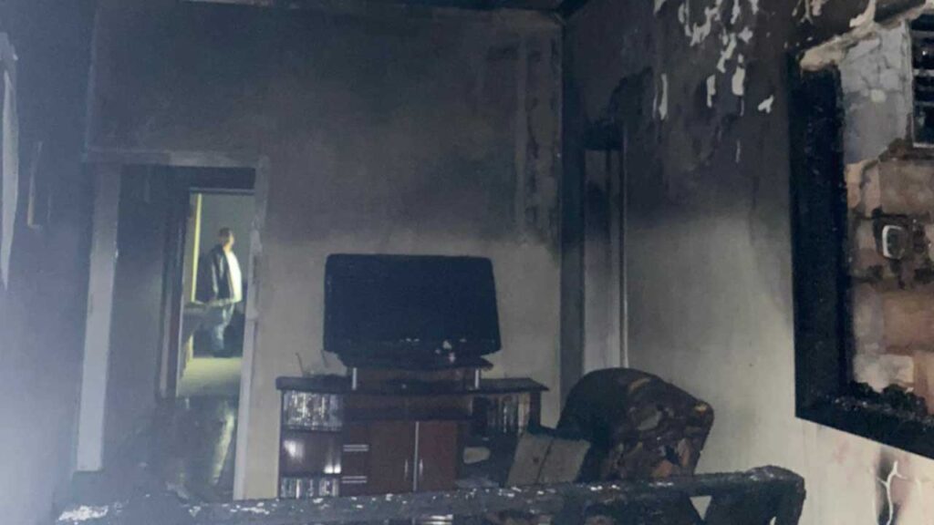 Garagem e sala de casa ficam destruídas após incêndio em João Pinheiro