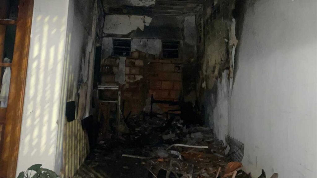 Garagem e sala de casa ficam destruídas após incêndio em João Pinheiro