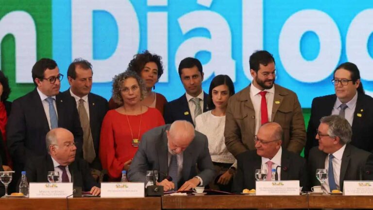 Lula sanciona "taxa das blusinhas" e compras internacionais abaixo de US$ 50 serão taxadas a partir de agosto