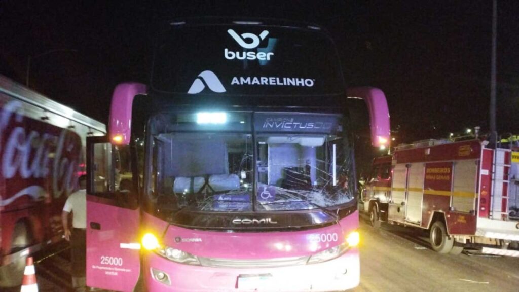 Colisão entre ônibus e carro na BR-040 em Paracatu termina com uma morte e um ferido