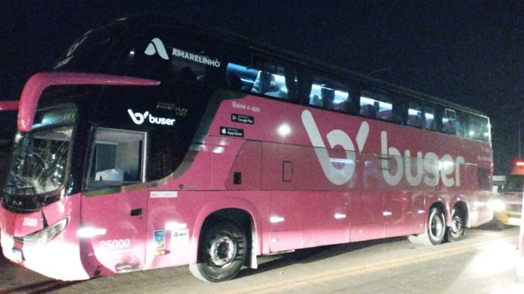 Colisão entre ônibus e carro na BR-040 em Paracatu termina com uma morte e um ferido